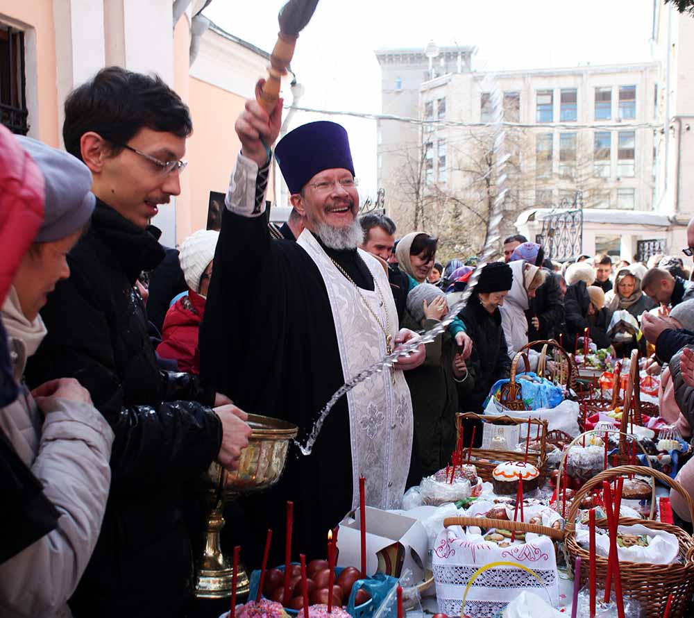 Как отмечают пасху в россии. Мусульмане празднуют Пасху. Освящение куличей в храме на Соборной площади. Празднование Пасхи на Северном Кавказе. Пасха празднование раньше на площади.